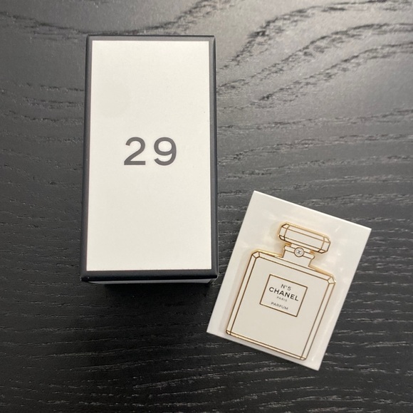 Chanel N5 Pin Brooch - New in Box - Picture 2 of 4
